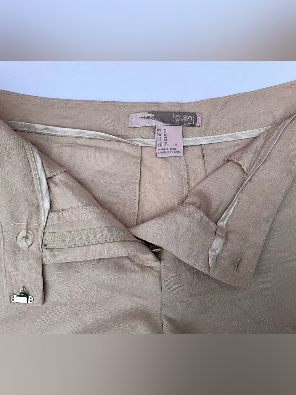Retired Y2K Love21 Beige Textured Shorts Mid Rise Cuffed Hem Dressy Casual Chic - Picture 3 of 4